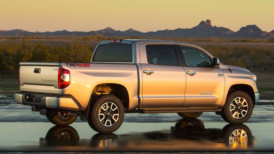 Na traseira, novo spoiler | <a href="https://quatrorodas.abril.com.br/noticias/fabricantes/toyota-enfim-apresenta-nova-tundra-733332.shtml" rel="migration">Leia mais</a>