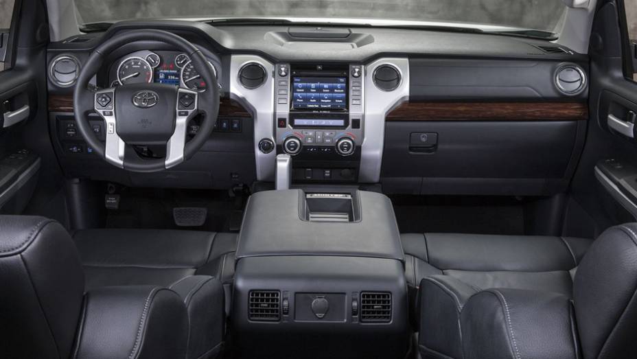 Por dentro, também há mudanças, como novos bancos, novo painel de instrumentos... | <a href="https://quatrorodas.abril.com.br/noticias/fabricantes/toyota-enfim-apresenta-nova-tundra-733332.shtml" rel="migration">Leia mais</a>