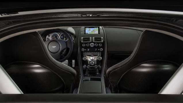 Por dentro, console central em Black Piano, sistema de som Premium Audio, bancos esportivos elétricos, cruise control e conexão Bluetooth | <a href="%20https://quatrorodas.abril.com.br/saloes/genebra/2013/aston-martin-vantage-v8-s-sp10-734797.shtml" rel="migration">Leia mai</a>