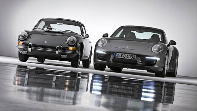 O primeiro 911 tinha um motor boxer de seis cilindros com 130 cv; aqui, ele aparece ao lado da última geração do carro, conhecida internamente como 991 | <a href="https://quatrorodas.abril.com.br/noticias/fabricantes/porsche-celebra-50-anos-911-733368.shtm" rel="migration"></a>