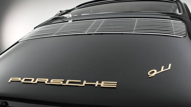 O primeiro 911 foi apresentado como protótipo no Salão de Frankfurt de 1963, com o nome 901 | <a href="https://quatrorodas.abril.com.br/noticias/fabricantes/porsche-celebra-50-anos-911-733368.shtml" rel="migration">Leia mais</a> O primeiro 911 foi apresentado como protótipo no Salão de Frankfurt de 1963, com o nome 901 | <a href="https://quatrorodas.abril.com.br/noticias/fabricantes/porsche-celebra-50-anos-911-733368.shtml" rel="migration">Leia mais</a>