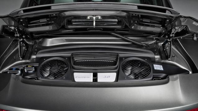 No novo 911 Carrera 4S, o motor de 3,8 litros leva o carro aos 299 km/h | <a href="https://quatrorodas.abril.com.br/noticias/fabricantes/porsche-celebra-50-anos-911-733368.shtml" rel="migration">Leia mais</a>