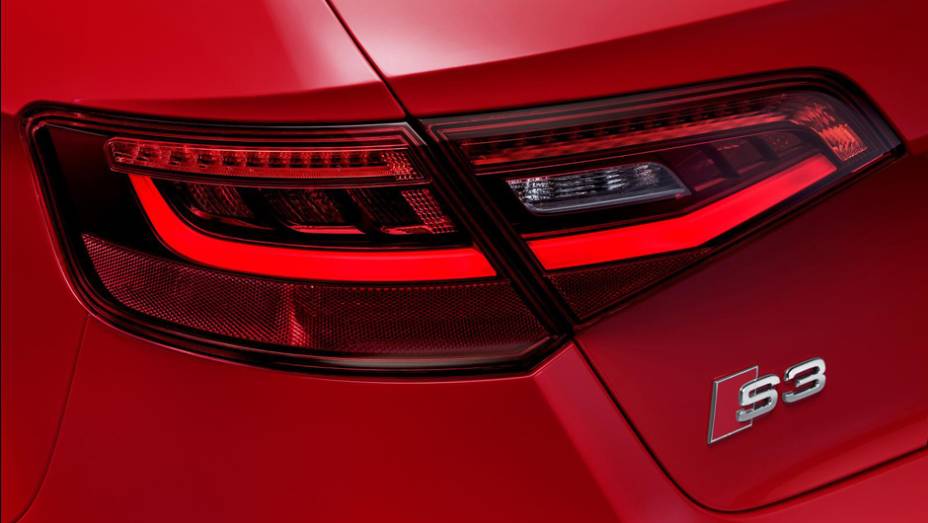 Não é só na frente que o S3 Sportback tem LEDs... | <a href="https://quatrorodas.abril.com.br/saloes/genebra/2013/audi-s3-sportback-734757.shtml" rel="migration">Leia mais</a>