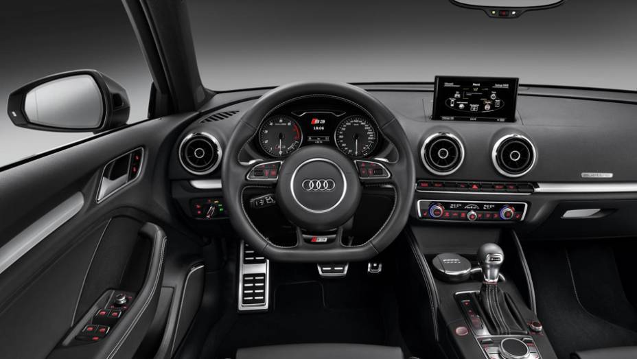 O interior tem volante esportivo e apliques de alumínio pela cabine | <a href="https://quatrorodas.abril.com.br/saloes/genebra/2013/audi-s3-sportback-734757.shtml" rel="migration">Leia mais</a>