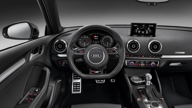 O interior tem volante esportivo e apliques de alumínio pela cabine | <a href="https://quatrorodas.abril.com.br/saloes/genebra/2013/audi-s3-sportback-734757.shtml" rel="migration">Leia mais</a> O interior tem volante esportivo e apliques de alumínio pela cabine | <a href="https://quatrorodas.abril.com.br/saloes/genebra/2013/audi-s3-sportback-734757.shtml" rel="migration">Leia mais</a>
