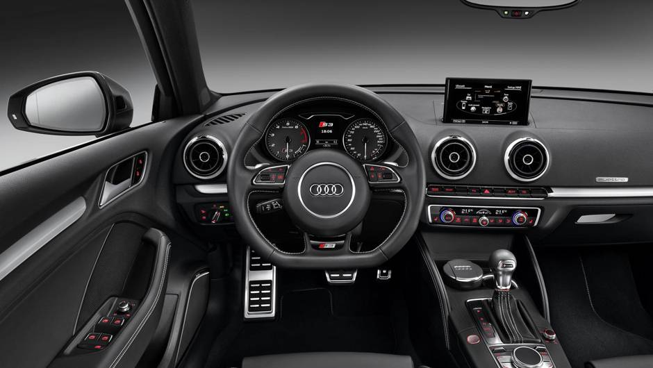 O interior tem volante esportivo e apliques de alum&iacute;nio pela cabine | <a href="https://quatrorodas.abril.com.br/saloes/genebra/2013/audi-s3-sportback-734757.shtml" rel="migration">Leia mais</a>
