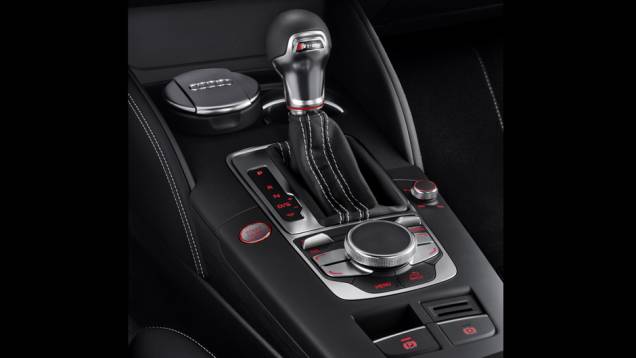 A transmissão automatizada S tronic com dupla embreagem é oferecida como opcional | <a href="%20https://quatrorodas.abril.com.br/saloes/genebra/2013/audi-s3-sportback-734757.shtml" rel="migration">Leia mais</a> A transmissão automatizada S tronic com dupla embreagem é oferecida como opcional | <a href="%20https://quatrorodas.abril.com.br/saloes/genebra/2013/audi-s3-sportback-734757.shtml" rel="migration">Leia mais</a>