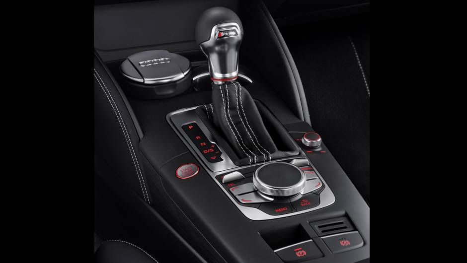 A transmiss&atilde;o automatizada S tronic com dupla embreagem &eacute; oferecida como opcional | <a href="%20https://quatrorodas.abril.com.br/saloes/genebra/2013/audi-s3-sportback-734757.shtml" rel="migration">Leia mais</a>