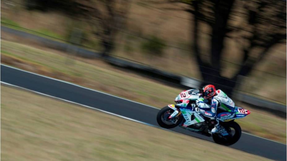 O tempo de Leon Camier foi meio segundo mais rápido que o melhor tempo de Max Biaggi em 2012. <a href="https://quatrorodas.abril.com.br/moto/noticias/superbike-camier-lidera-2o-dia-phillip-island-733687.shtml" rel="migration">Leia mais</a>