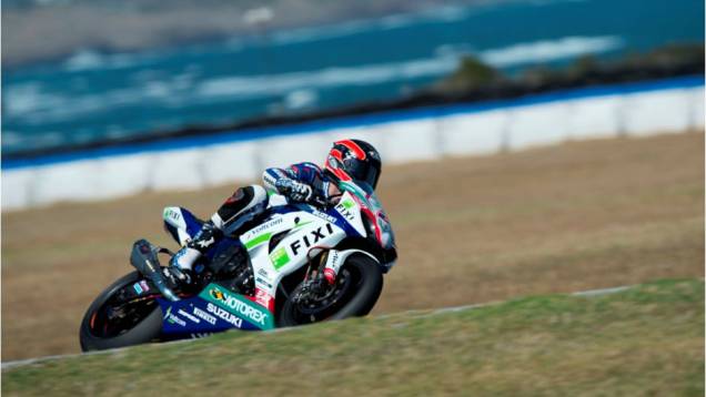 Porém, Leon Camier não esperava sofrer uma tremenda queda. <a href="https://quatrorodas.abril.com.br/moto/noticias/superbike-camier-lidera-2o-dia-phillip-island-733687.shtml" rel="migration">Leia mais</a>