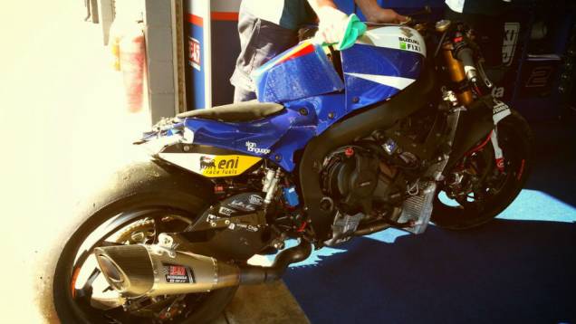 Suzuki GSX-R1000 de Leon Camier após o acidente. <a href="https://quatrorodas.abril.com.br/moto/noticias/superbike-camier-lidera-2o-dia-phillip-island-733687.shtml" rel="migration">Leia mais</a> Suzuki GSX-R1000 de Leon Camier após o acidente. <a href="https://quatrorodas.abril.com.br/moto/noticias/superbike-camier-lidera-2o-dia-phillip-island-733687.shtml" rel="migration">Leia mais</a>