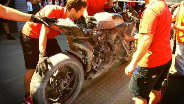 Ayrton Badovini sofreu um acidente e sua Ducati (foto) pegou fogo. <a href="https://quatrorodas.abril.com.br/moto/noticias/superbike-camier-lidera-2o-dia-phillip-island-733687.shtml" rel="migration">Leia mais</a>