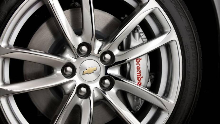 O sedã tem direção elétrica progressiva, rodas de alumínio de 19 polegadas, e freios Brembo ventilados | <a href="%20https://quatrorodas.abril.com.br/saloes/new-york/2013/chevrolet-ss-737022.shtml" rel="migration">Leia mais</a>