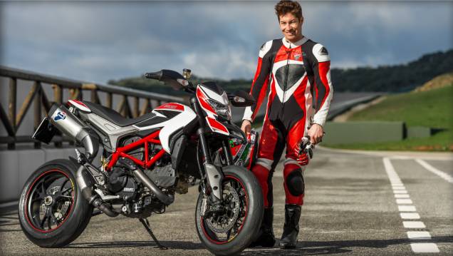 Nicky Hayden, piloto da equipe oficial da Ducati no MotoGP, acelera a Hypermotard. <a href="https://quatrorodas.abril.com.br/moto/noticias/nicky-hayden-acelera-nova-ducati-hypermotard-veja-734029.shtml" rel="migration">Leia mais</a>