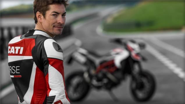 Nicky Hayden acelera a nova Ducati Hypermotard. <a href="https://quatrorodas.abril.com.br/moto/noticias/nicky-hayden-acelera-nova-ducati-hypermotard-veja-734029.shtml" rel="migration">Leia mais</a>