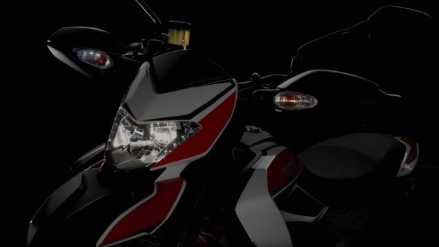 Nova Ducati Hypermotard tem um motor de 821 cc. <a href="https://quatrorodas.abril.com.br/moto/noticias/nicky-hayden-acelera-nova-ducati-hypermotard-veja-734029.shtml" rel="migration">Leia mais</a>