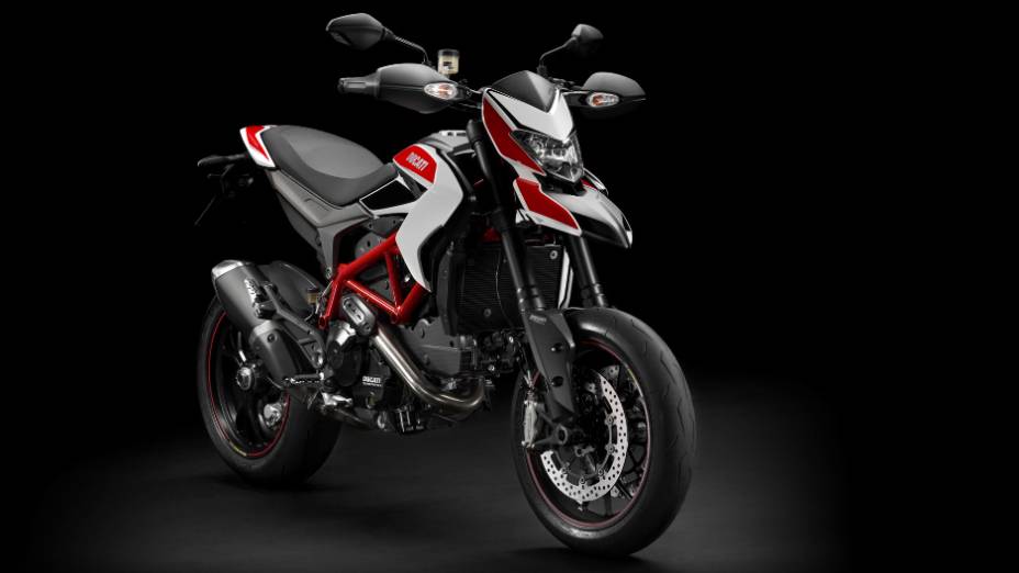 A nova Ducati Hypermotard.gera 110 cavalos de potência. <a href="https://quatrorodas.abril.com.br/moto/noticias/nicky-hayden-acelera-nova-ducati-hypermotard-veja-734029.shtml" rel="migration">Leia mais</a>