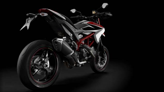 Nova Ducati Hypermotard apresenta um torque de 9,08 kgf.m a 7.750 rpm. <a href="https://quatrorodas.abril.com.br/moto/noticias/nicky-hayden-acelera-nova-ducati-hypermotard-veja-734029.shtml" rel="migration">Leia mais</a>