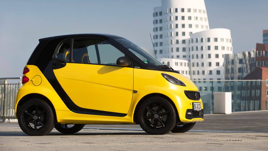 Tem detalhes em preto, tais como espelhos e rodas de 15 polegadas | <a href="https://quatrorodas.abril.com.br/saloes/genebra/2013/smart-fortwo-cityflame-734569.shtml" rel="migration">Leia mais</a>