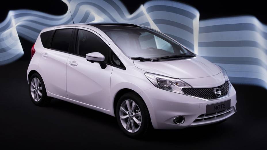 Chamado apenas de Note, o carro é visualmente idêntico ao modelo revelado no Japão | <a href="%20https://quatrorodas.abril.com.br/saloes/genebra/2013/nissan-note-734148.shtml" rel="migration">Leia mais</a>