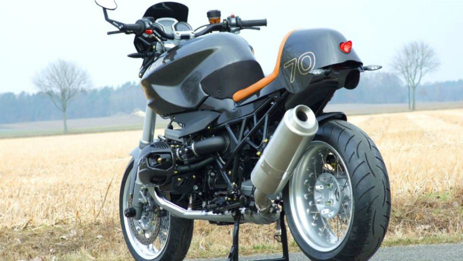 O design desta moto, que é feita de fibra de carbono, foi feito por Horst Edler. <a href="https://quatrorodas.abril.com.br/moto/noticias/bmw-r1200-cr-t-customizada-metisse-734221.shtml" rel="migration">Leia mais</a>