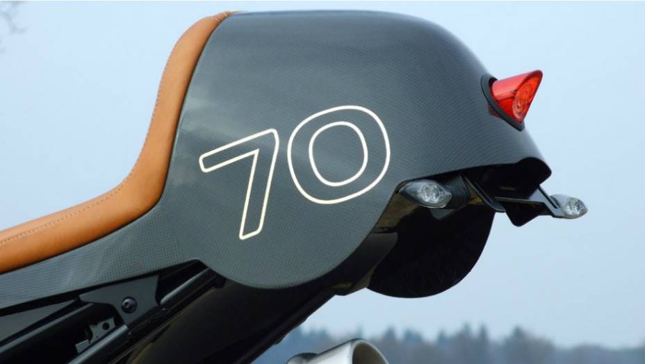 O kiti de customização da BMW R1200 CR-T pode ser adquirido por € 3.990. <a href="https://quatrorodas.abril.com.br/moto/noticias/bmw-r1200-cr-t-customizada-metisse-734221.shtml" rel="migration">Leia mais</a>