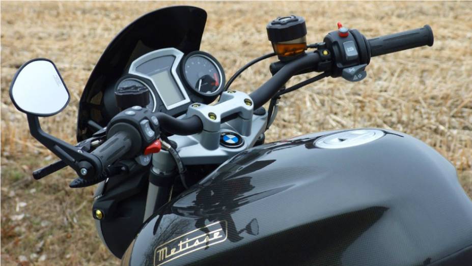 BMW R1200 CR-T, customizada por Metisse. <a href="https://quatrorodas.abril.com.br/moto/noticias/bmw-r1200-cr-t-customizada-metisse-734221.shtml" rel="migration">Leia mais</a>