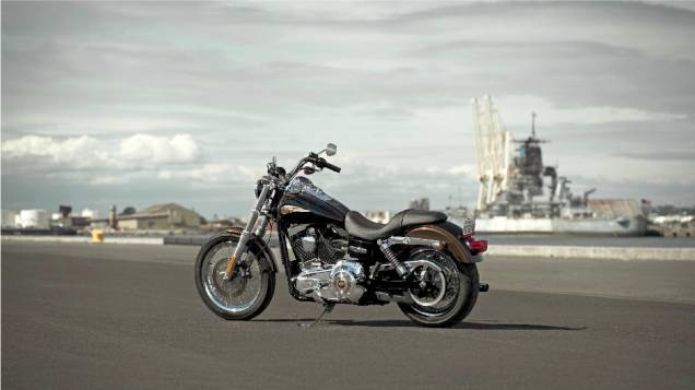 Harley-Davidson Dyna Super Glide Custom 110th Anniversary Edition é a versão especial do modelo que representa o autêntico estilo custom da Harley-Davidson. <a href="%20https://quatrorodas.abril.com.br/moto/noticias/harley-davidson-faz-110-anos-prepara-festa" rel="migration"></a>