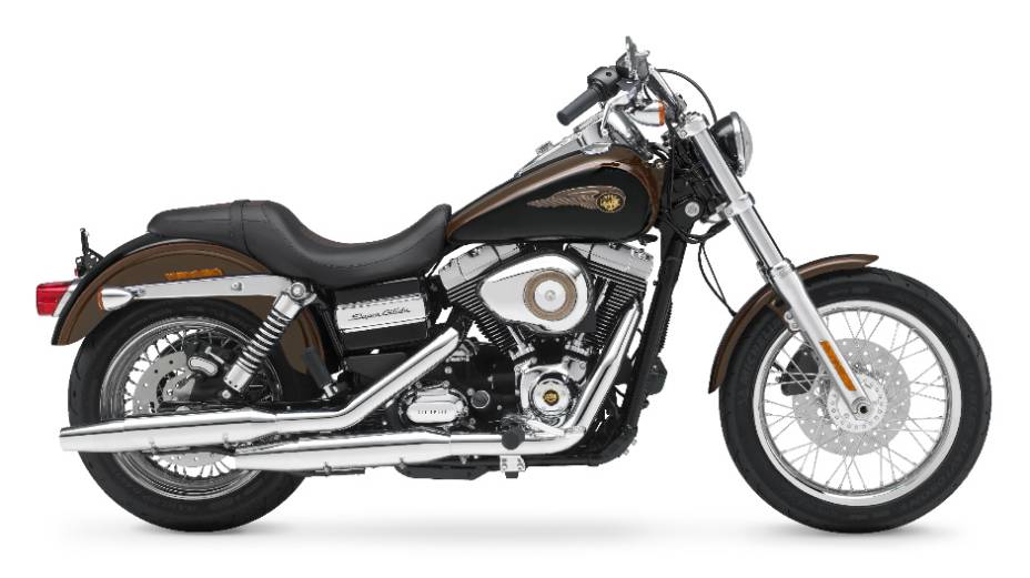 A H-D Dyna Super Glide Custom 110th Anniversary Edition tem preço sugerido de R$ 41.900,00. <a href="https://quatrorodas.abril.com.br/moto/noticias/harley-davidson-faz-110-anos-prepara-festa-734354.shtml" rel="migration">Leia mais</a>