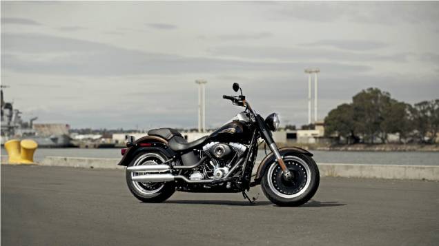 Harley-Davidson Fat Boy Special 110th Anniversary Edition é a versão comemorativa de um ícone do motociclismo mundial. <a href="%20https://quatrorodas.abril.com.br/moto/noticias/harley-davidson-faz-110-anos-prepara-festa-734354.shtml" rel="migration">Leia mais</a>