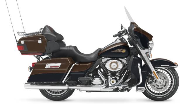 A Electra Glide Ultra Limited 110th Anniversary Edition chega às concessionárias com o preço sugerido de R$ 74.900,00. <a href="%20https://quatrorodas.abril.com.br/moto/noticias/harley-davidson-faz-110-anos-prepara-festa-734354.shtml" rel="migration">Leia mais</a>