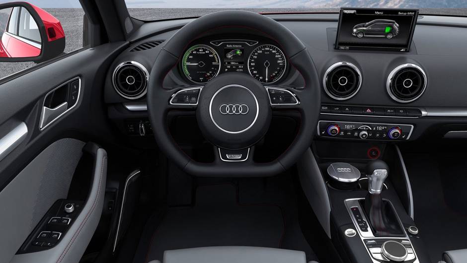 O A3 e-tron pode ser impulsionado nos modos h&iacute;brido (com os dois motores funcionando simultaneamente), el&eacute;trico ou apenas com gasolina | <a href="%20https://quatrorodas.abril.com.br/saloes/genebra/2013/audi-a3-e-tron-734416.shtml" rel="migration">Leia mais</a>