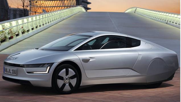 Conta ainda com a assistência de um motor elétrico de 27 cv, alimentado por uma bateria de 5.5 kWh | <a href="%20https://quatrorodas.abril.com.br/saloes/genebra/2013/vw-xl1-734390.shtml" rel="migration">Leia mais</a>