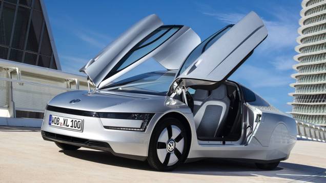 Ele chega à impressionante marca de 111 km/l | <a href="https://quatrorodas.abril.com.br/saloes/genebra/2013/vw-xl1-734390.shtml" rel="migration">Leia mais</a>