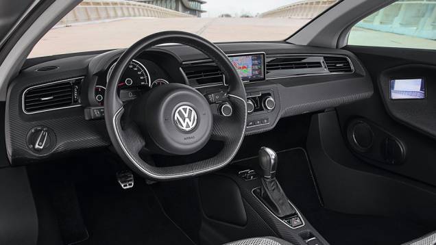 Segundo a VW, o XL1 poderá acelerar de 0 a 100 km/h em 12,7 segundos e chegar aos 160 km/h. A fabricante afirma que será possível rodar até 50 quilômetros apenas com eletricidade | <a href="%20http://quatrorodas.abril.com.br/saloes/genebra/2013/vw-xl1-73439" rel="migration"></a>