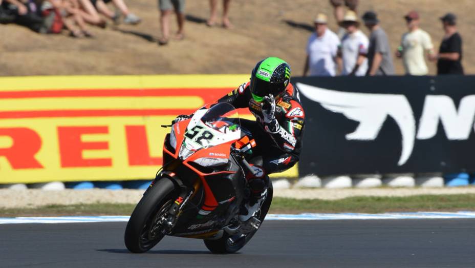 Eugene Laverty foi o segundo colocado na primeira corrida e garantiu a vitória na segunda prova. <a href="https://quatrorodas.abril.com.br/moto/noticias/sbk-aprilia-domina-corridas-phillip-island-734484.shtml" rel="migration">Leia mais</a>