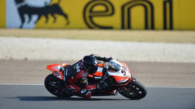 Sylvain Guintoli garantiu o lugar mais alto do pódio na primeira corrida. <a href="https://quatrorodas.abril.com.br/moto/noticias/sbk-aprilia-domina-corridas-phillip-island-734484.shtml" rel="migration">Leia mais</a>