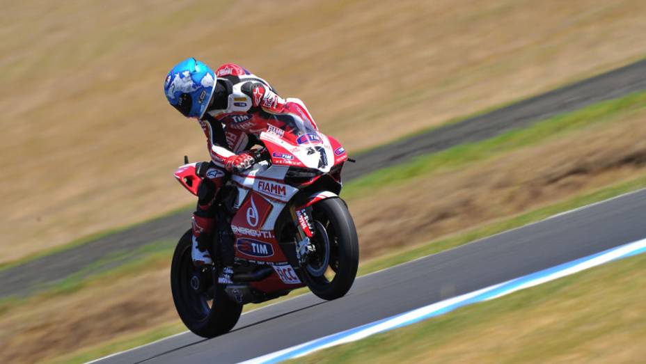 Carlos Checa (Ducati) participou somente da primeira corrida, após se envolver em acidente com Melandri. <a href="%20https://quatrorodas.abril.com.br/moto/noticias/sbk-aprilia-domina-corridas-phillip-island-734484.shtml" rel="migration">Leia mais</a>