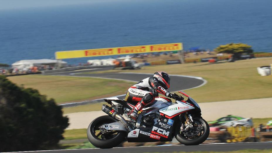 O italiano Michel Fabrizio, da Red Devils Roma (Aprilia), garantiu o terceiro lugar na primeira prova. <a href="%20https://quatrorodas.abril.com.br/moto/noticias/sbk-aprilia-domina-corridas-phillip-island-734484.shtml" rel="migration">Leia mais</a>