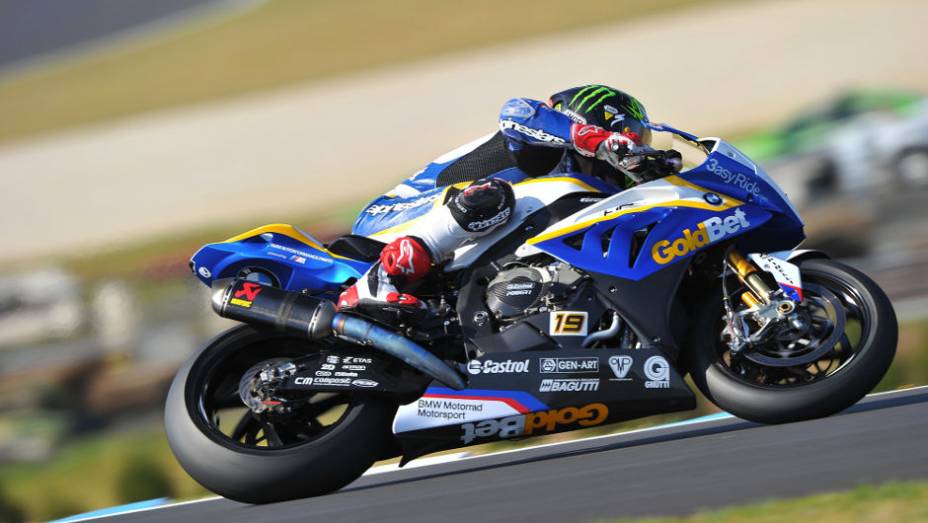 Chaz Davies (BMW) terminou a primeira corrida em quarto. <a href="https://quatrorodas.abril.com.br/moto/noticias/sbk-aprilia-domina-corridas-phillip-island-734484.shtml" rel="migration">Leia mais</a>