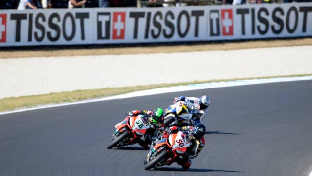 Francês Sylvain Guintoli, da Aprilia, lidera primeiro pelotão. <a href="https://quatrorodas.abril.com.br/moto/noticias/sbk-aprilia-domina-corridas-phillip-island-734484.shtml" rel="migration">Leia mais</a>