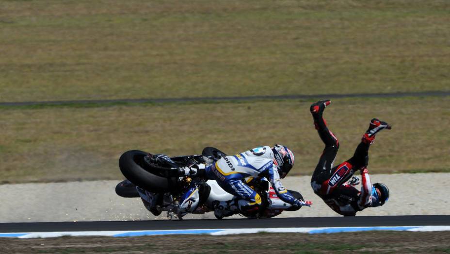 Marco Melandri (BMW) e Carlos Checa se envolveram em acidente durante a primeira corrida. <a href="https://quatrorodas.abril.com.br/moto/noticias/sbk-aprilia-domina-corridas-phillip-island-734484.shtml" rel="migration">Leia mais</a>