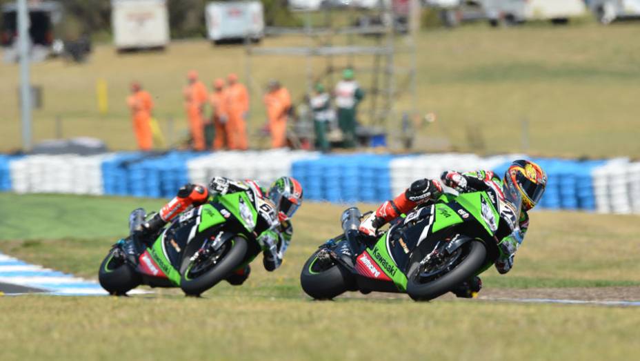 O francês Loris Baz (76, Kawasaki) ficou na sexta posição na primeira corrida. <a href="https://quatrorodas.abril.com.br/moto/noticias/sbk-aprilia-domina-corridas-phillip-island-734484.shtml" rel="migration">Leia mais</a>