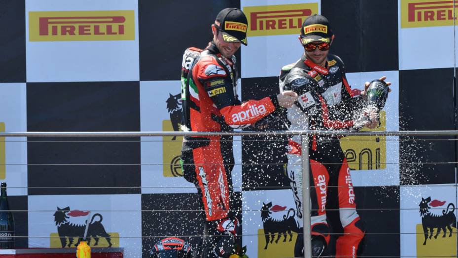 Aprilia dominou o pódio na primeira corrida, com Guintoli, Laverty e Fabrizio. <a href="https://quatrorodas.abril.com.br/moto/noticias/sbk-aprilia-domina-corridas-phillip-island-734484.shtml" rel="migration">Leia mais</a>