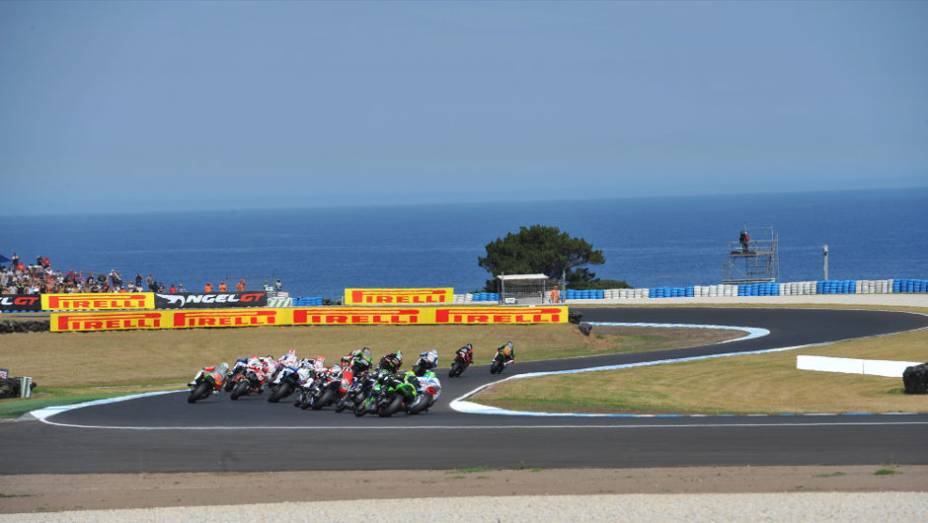 Corridas aconteceram neste domingo (24), na Austrália. <a href="https://quatrorodas.abril.com.br/moto/noticias/sbk-aprilia-domina-corridas-phillip-island-734484.shtml" rel="migration">Leia mais</a>