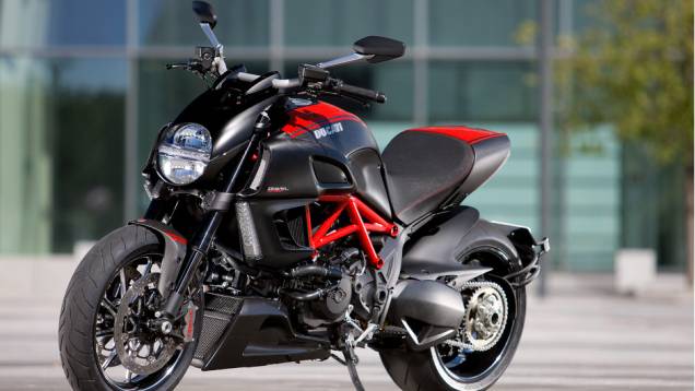 Ducati Diavel Carbon custará R$ 69.900. <a href="http://quatrorodas.abril.com.br/moto/noticias/ducati-diavel-custara-partir-r-58-900-734688.shtml" rel="migration">Leia mais</a>