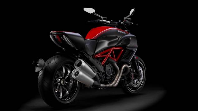 A Ducati Diavel também está equipada com o que há de mais tecnológico, como freios ABS, controle de tração (Ducati Traction Control) e acelerador eletrônico (Ride by Wire). <a href="%20https://quatrorodas.abril.com.br/moto/noticias/ducati-diavel-custara-part" rel="migration"></a>