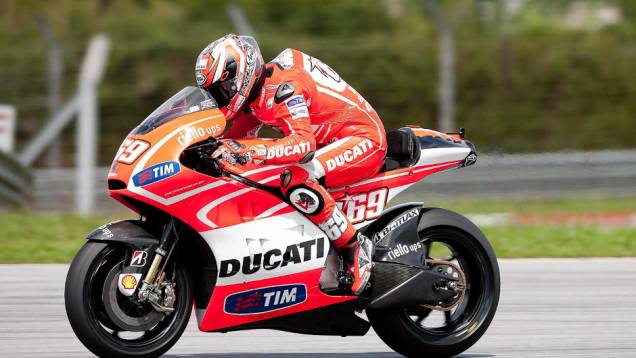 Nicky Hayden levou sua Ducati ao nono lugar em Sepang. <a href="https://quatrorodas.abril.com.br/moto/noticias/motogp-pedrosa-mais-rapido-sepang-734603.shtml" rel="migration">Leia mais</a>