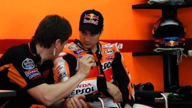 Dani Pedrosa escuta instruções nos boxes. <a href="https://quatrorodas.abril.com.br/moto/noticias/motogp-lorenzo-supera-pedrosa-sepang-734732.shtml" rel="migration">Leia mais</a>