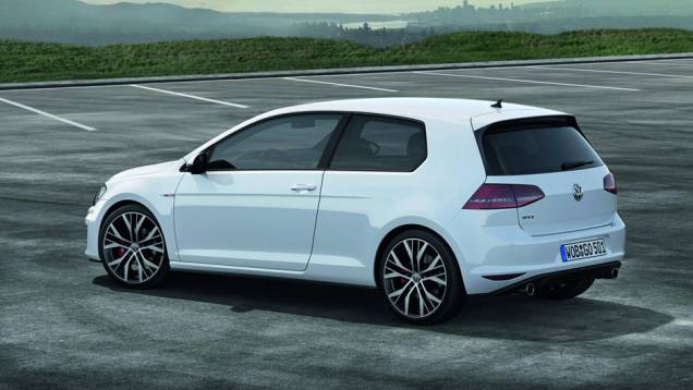 Enquanto isso, a configuração Performance atinge os três dígitos no velocímetro em 6s4 e 250 km/h | <a href="%20https://quatrorodas.abril.com.br/saloes/genebra/2013/vw-revela-novo-golf-gti-734725.shtml" rel="migration">Leia mais</a> Enquanto isso, a configuração Performance atinge os três dígitos no velocímetro em 6s4 e 250 km/h | <a href="%20https://quatrorodas.abril.com.br/saloes/genebra/2013/vw-revela-novo-golf-gti-734725.shtml" rel="migration">Leia mais</a>